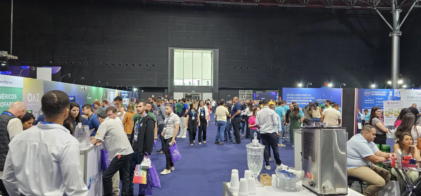 Vista ampla da feira de negócios com estandes de indústria e distribuição